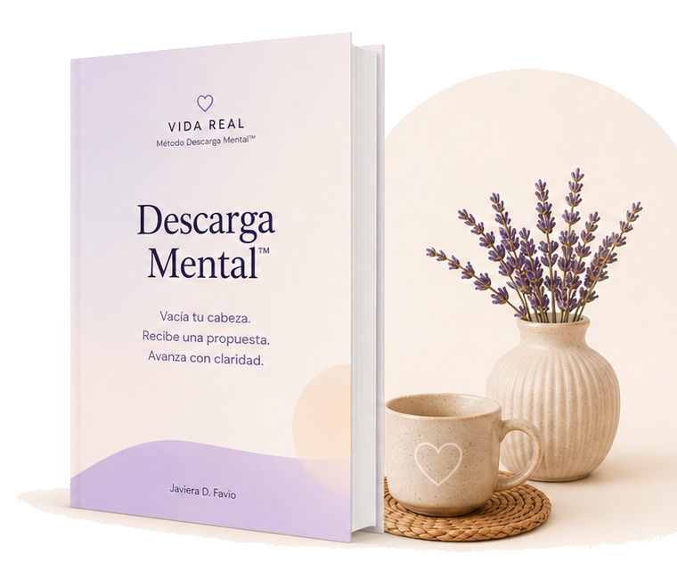 Libro VIDA REAL junto a una taza y un florero con lavanda
